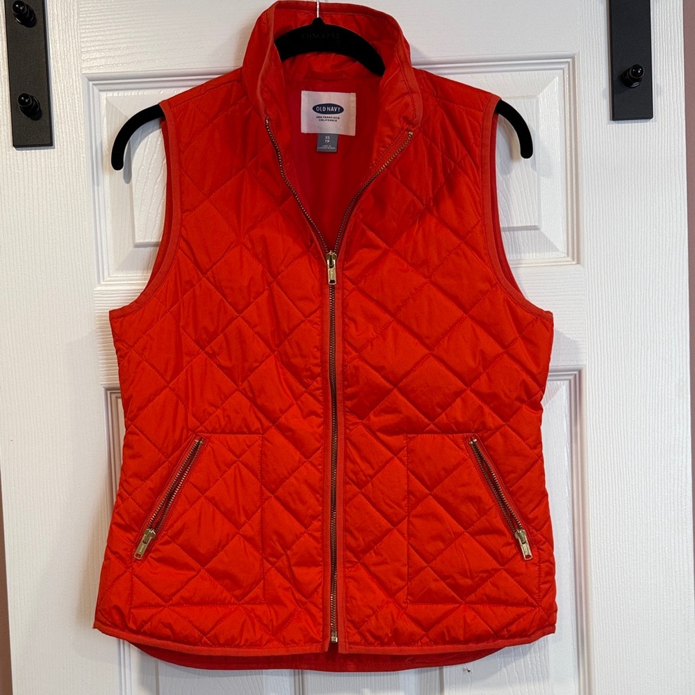 Old Navy Women's Red Quilted Thin Puff Vest